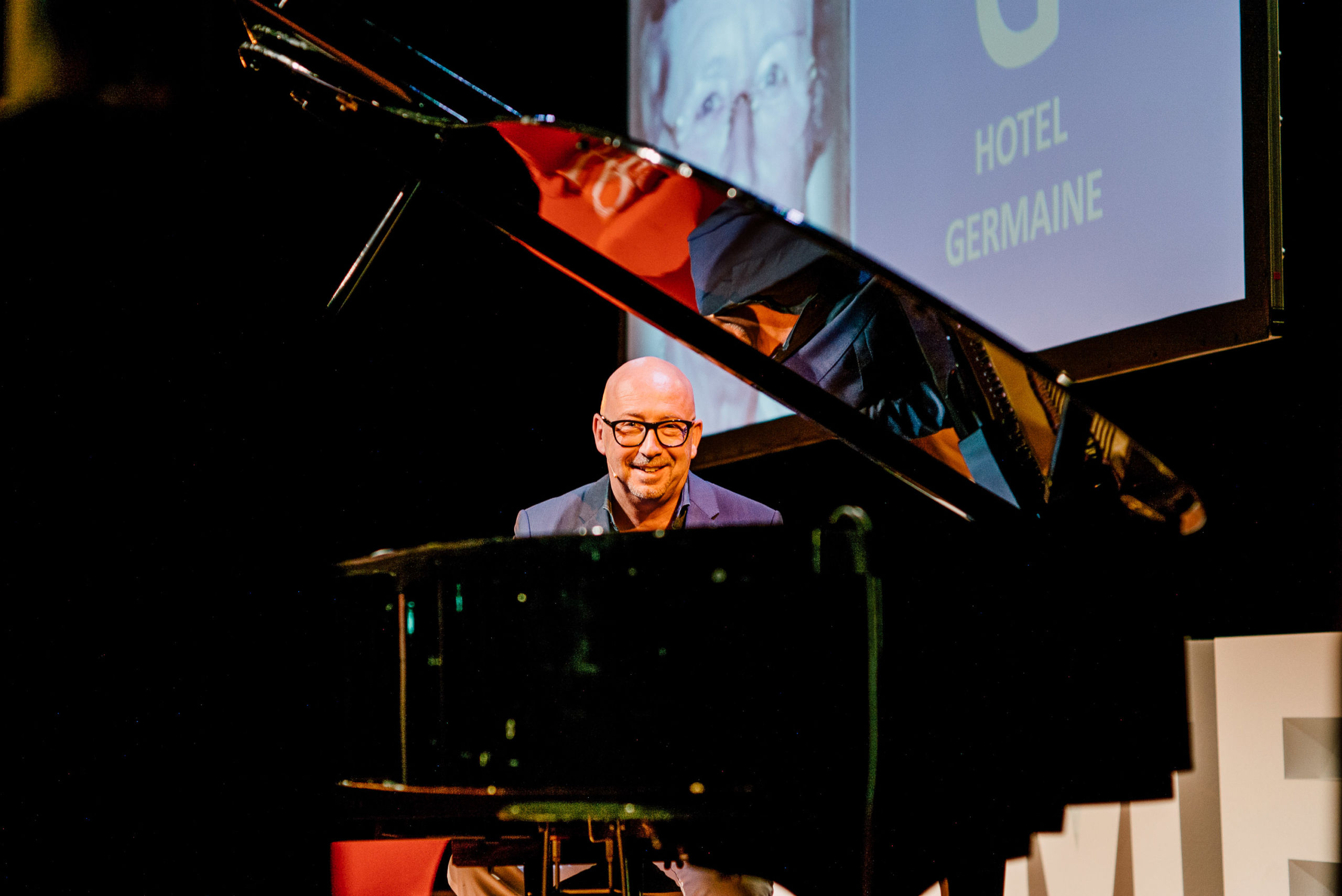 Luc van Bussel vertelt over Hotel Germaine***** achter de piano bij een Theater Show