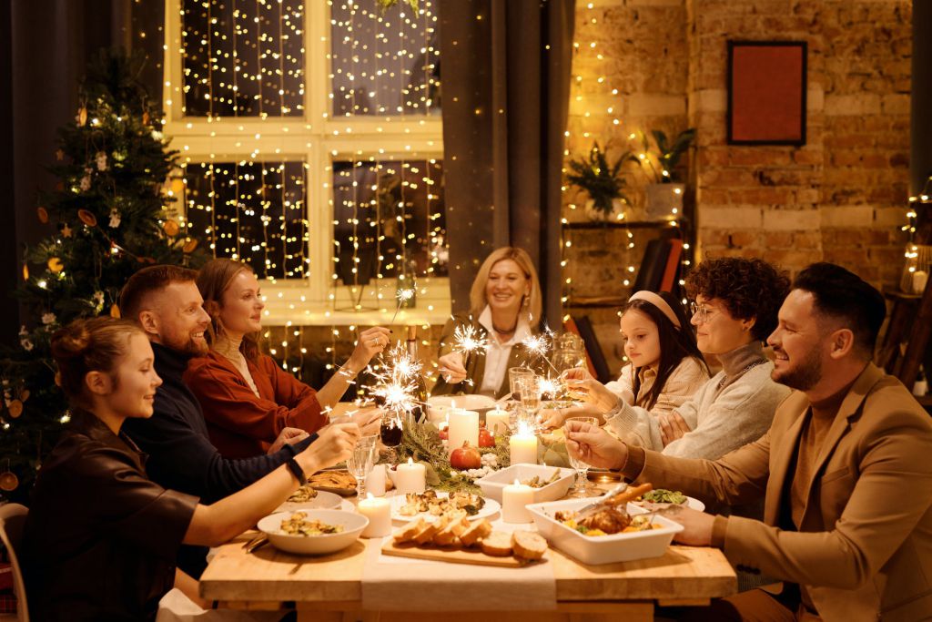 Liefde voor de vreemdeling, beeld met Kerst met familie diner aan tafel