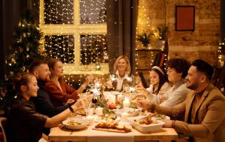 Liefde voor de vreemdeling, beeld met Kerst met familie diner aan tafel