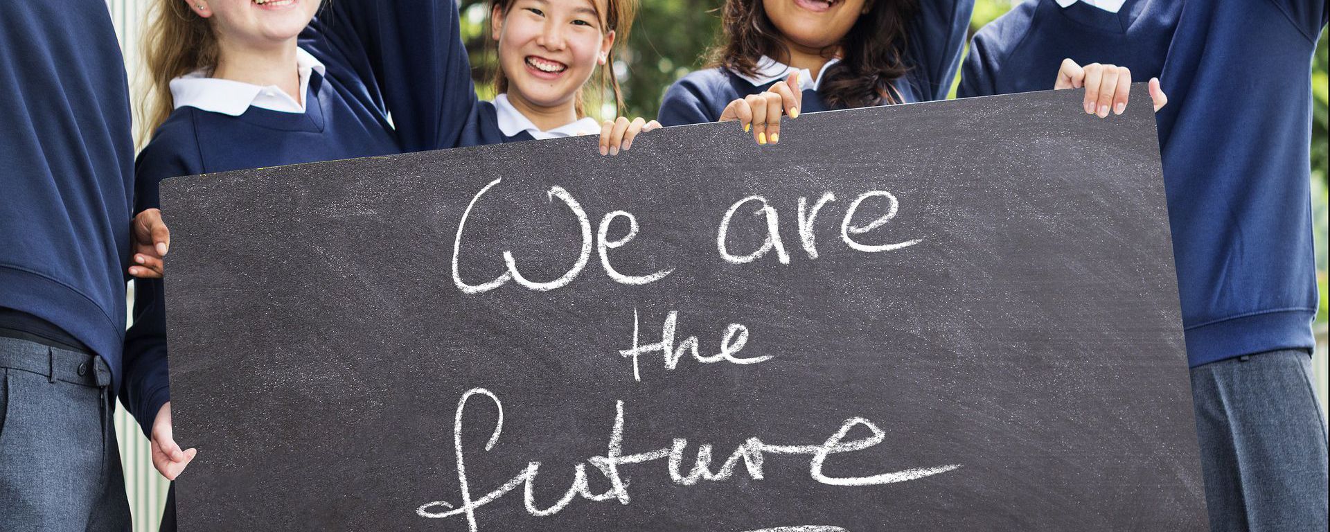 Luc van Bussel - School Hospitality - Schoolkinderen houden een bord omhoog waarop met krijt staat geschreven "We are the future"